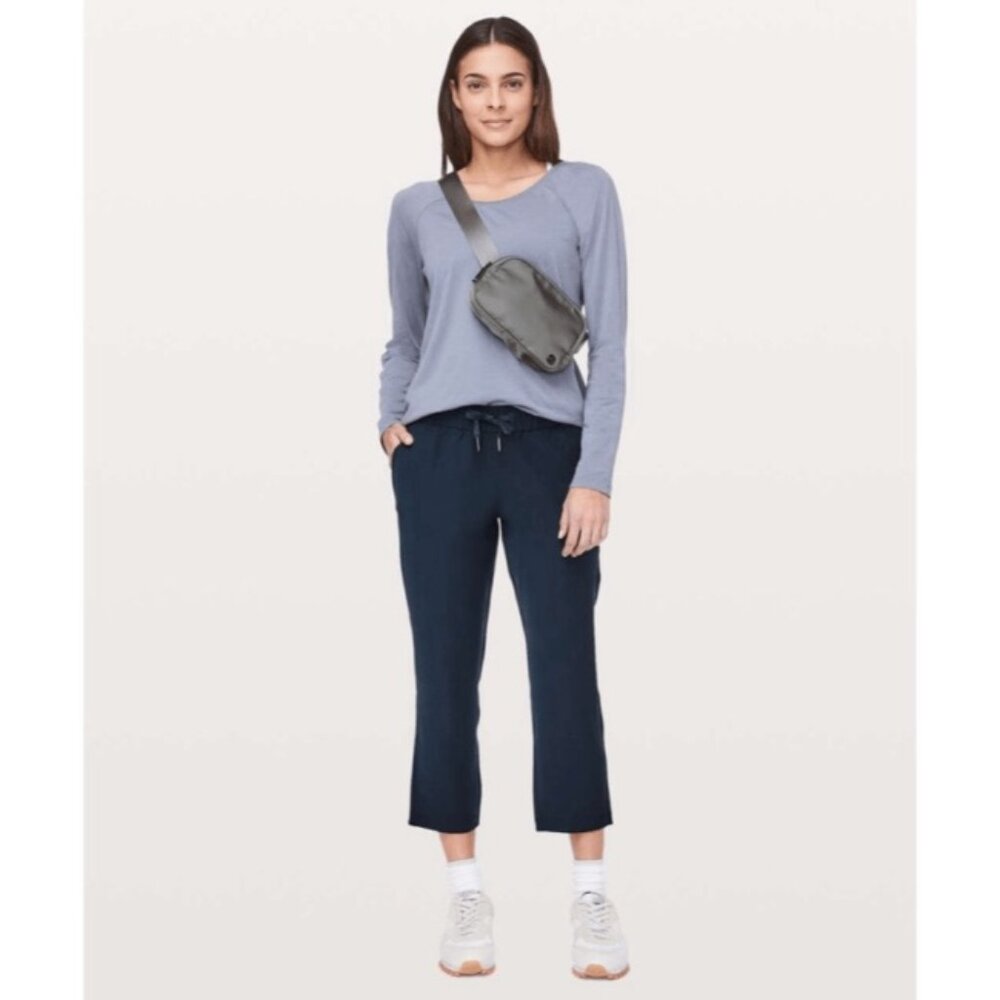 Lululemon On the Fly Pants cropped Size 2 Navy